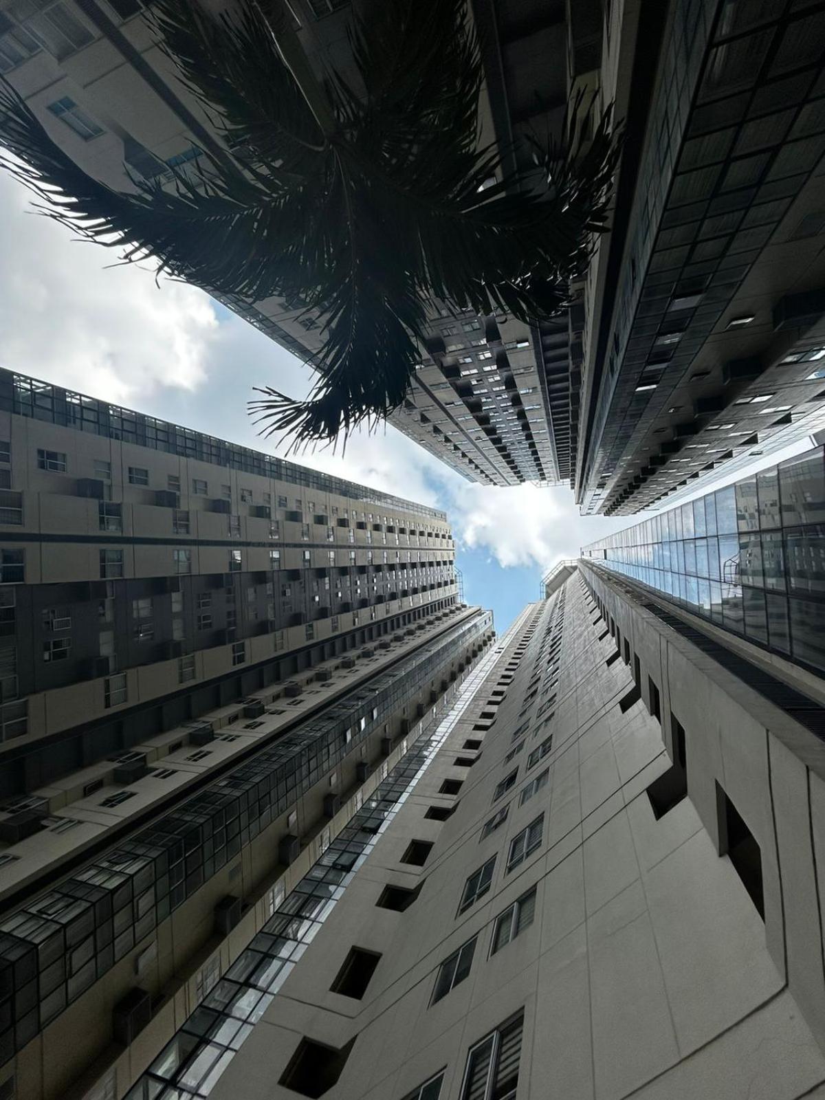 Oasis Regency @ Fort Victoria BGC Taguig Buitenkant foto