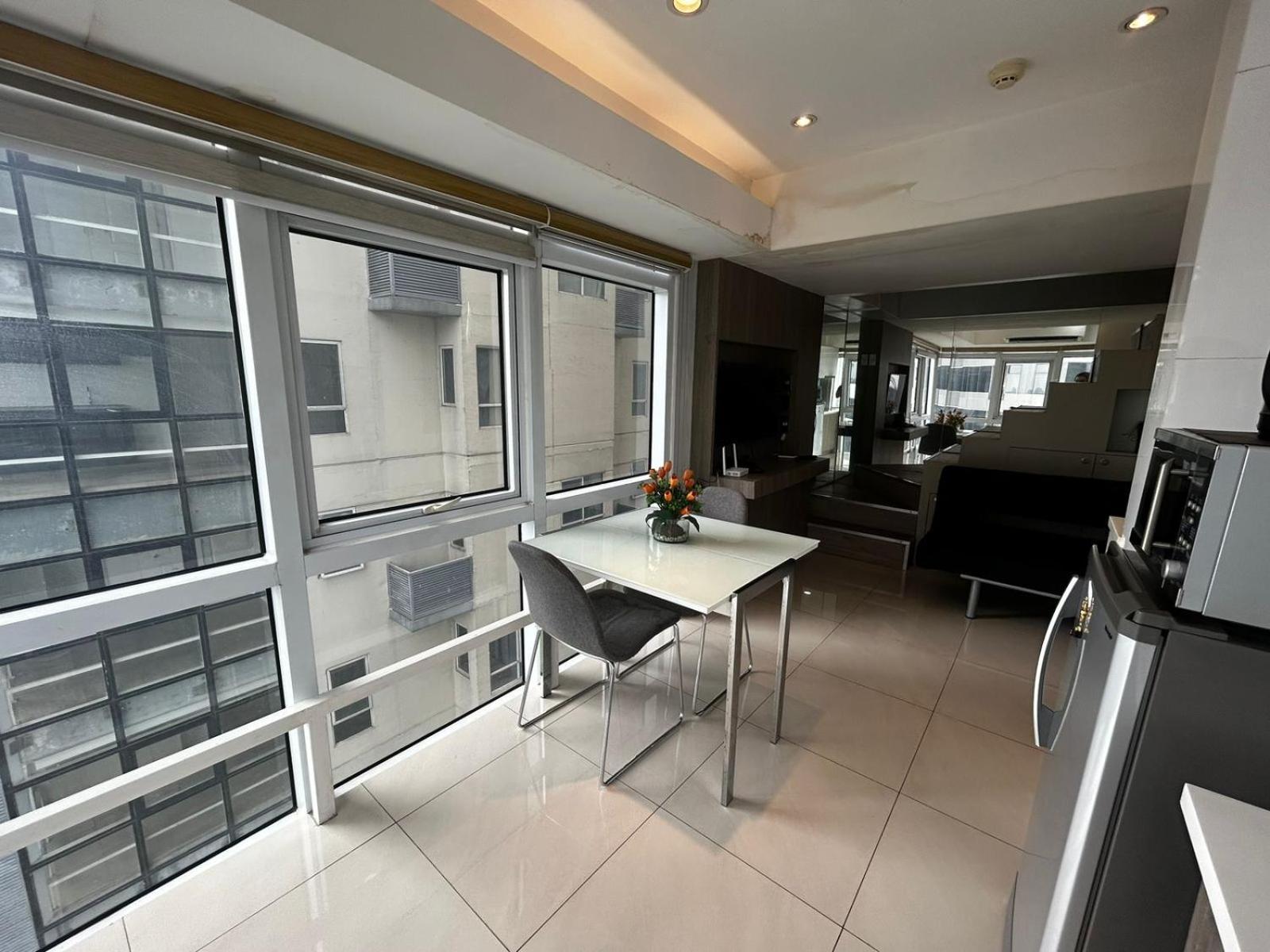 Oasis Regency @ Fort Victoria BGC Taguig Buitenkant foto