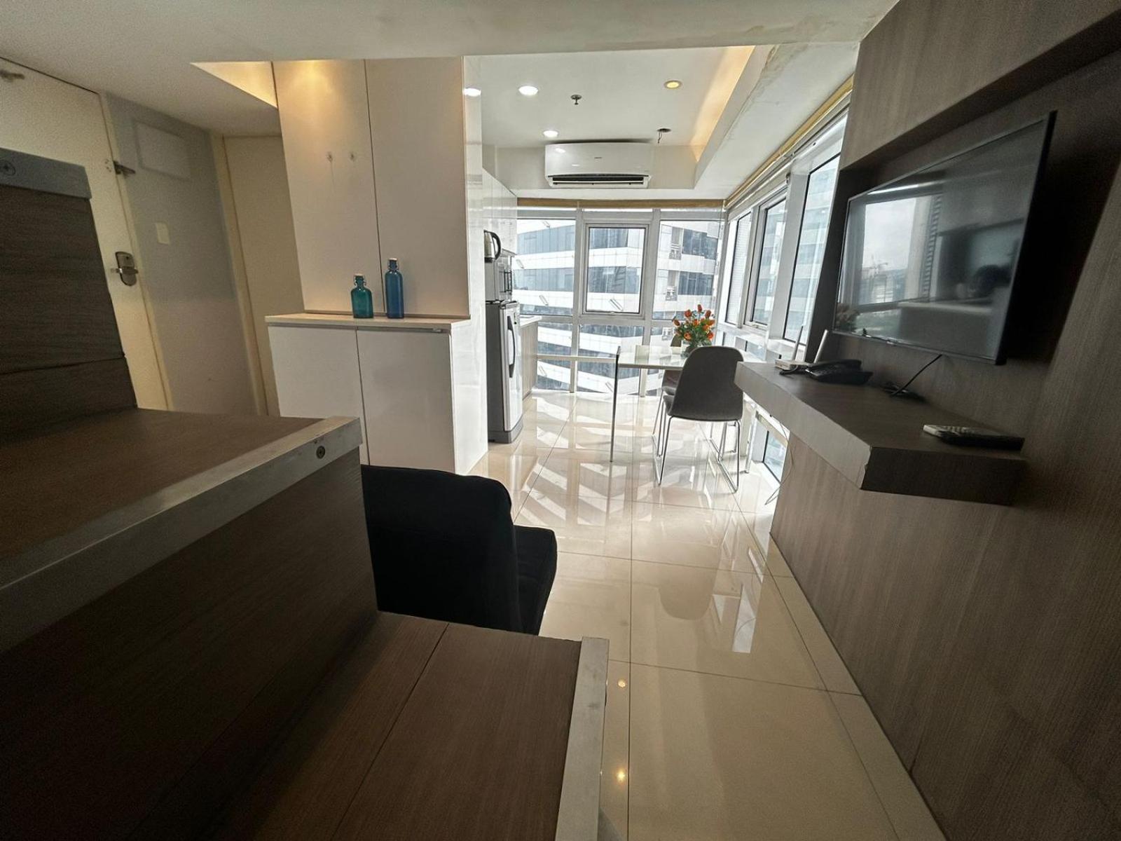 Oasis Regency @ Fort Victoria BGC Taguig Buitenkant foto